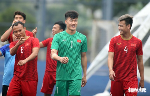Quang Hải, Bùi Tiến Dũng và các đồng đội cười rạng rỡ trên sân tập sau trận thắng U22 Indonesia - Ảnh 4. Quang Hải, Bùi Tiến Dũng và các đồng đội cười rạng rỡ trên sân tập sau trận thắng U22 Indonesia - Ảnh 4.