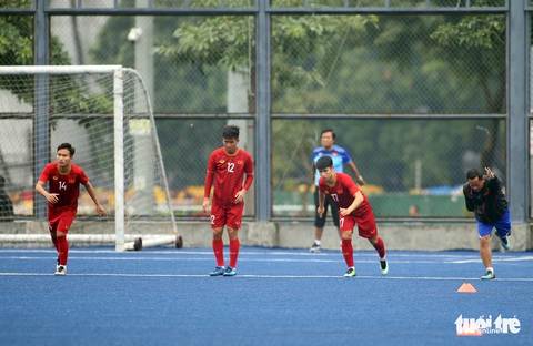 Quang Hải, Bùi Tiến Dũng và các đồng đội cười rạng rỡ trên sân tập sau trận thắng U22 Indonesia - Ảnh 9. Quang Hải, Bùi Tiến Dũng và các đồng đội cười rạng rỡ trên sân tập sau trận thắng U22 Indonesia - Ảnh 9.