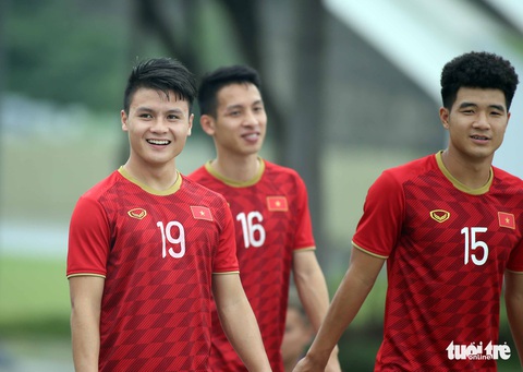 Quang Hải, Bùi Tiến Dũng và các đồng đội cười rạng rỡ trên sân tập sau trận thắng U22 Indonesia - Ảnh 6. Quang Hải, Bùi Tiến Dũng và các đồng đội cười rạng rỡ trên sân tập sau trận thắng U22 Indonesia - Ảnh 6.