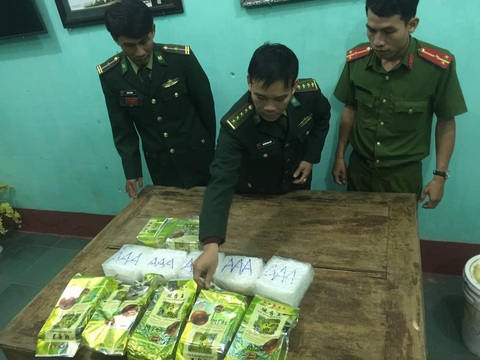 7 gói tinh thể nghi ma túy đá có chữ Trung Quốc dạt vào bờ biển Quảng Trị - Ảnh 1. 7 gói tinh thể nghi ma túy đá có chữ Trung Quốc dạt vào bờ biển Quảng Trị - Ảnh 1.