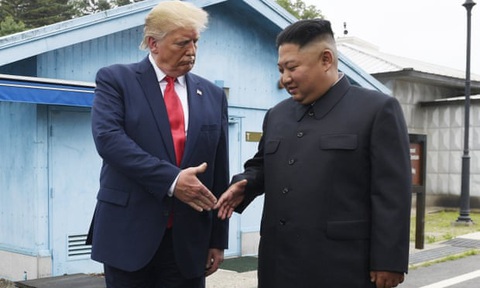 Ông Kim Jong Un gây tranh cãi khi thay đổi phong cách thời trang - Ảnh 2. Ông Kim Jong Un gây tranh cãi khi thay đổi phong cách thời trang - Ảnh 2.