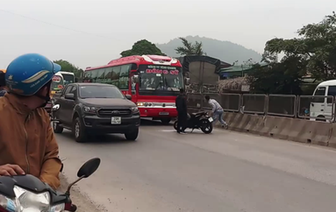 Truy tìm hai nam thanh niên hung hãn chặn đường đập vỡ kính xe khách - Ảnh 1. Truy tìm hai nam thanh niên hung hãn chặn đường đập vỡ kính xe khách - Ảnh 1.