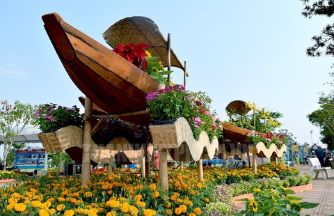 Phát triển đường hoa mai vàng Bình Chánh thành đặc sản du xuân - Ảnh 1. Phát triển đường hoa mai vàng Bình Chánh thành đặc sản du xuân - Ảnh 1.