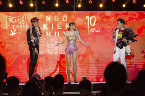 Ngô Kiến Huy vỡ òa với 10.000 khán giả trong live show Truyền thái y - Ảnh 6. Ngô Kiến Huy vỡ òa với 10.000 khán giả trong live show Truyền thái y - Ảnh 6.