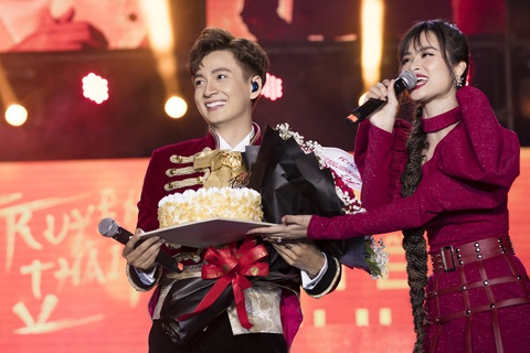 Ngô Kiến Huy vỡ òa với 10.000 khán giả trong live show Truyền thái y - Ảnh 1. Ngô Kiến Huy vỡ òa với 10.000 khán giả trong live show Truyền thái y - Ảnh 1.