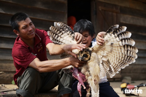 Hoài Linh triển lãm ảnh in trên lụa tơ tằm bên hồ Xuân Hương - Ảnh 11. Hoài Linh triển lãm ảnh in trên lụa tơ tằm bên hồ Xuân Hương - Ảnh 11.