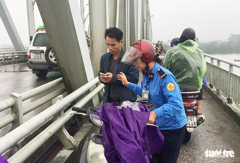Thiếu tá quân đội lao xuống sông cứu người - Ảnh 2. Thiếu tá quân đội lao xuống sông cứu người - Ảnh 2.