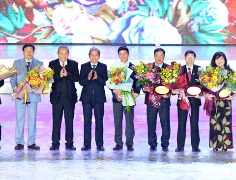 Hoa hồng rực rỡ trên sân khấu festival Hoa Đà Lạt - Ảnh 5. Hoa hồng rực rỡ trên sân khấu festival Hoa Đà Lạt - Ảnh 5.
