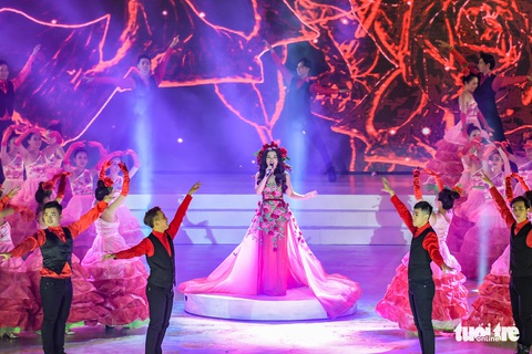Hoa hồng rực rỡ trên sân khấu festival Hoa Đà Lạt - Ảnh 1. Hoa hồng rực rỡ trên sân khấu festival Hoa Đà Lạt - Ảnh 1.