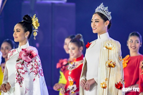 Hoa hồng rực rỡ trên sân khấu festival Hoa Đà Lạt - Ảnh 6. Hoa hồng rực rỡ trên sân khấu festival Hoa Đà Lạt - Ảnh 6.