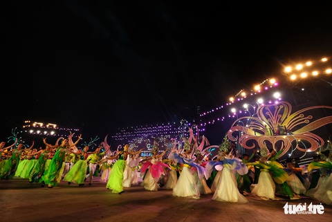 Hoa hồng rực rỡ trên sân khấu festival Hoa Đà Lạt - Ảnh 4. Hoa hồng rực rỡ trên sân khấu festival Hoa Đà Lạt - Ảnh 4.
