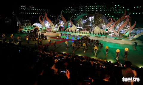 Hoa hồng rực rỡ trên sân khấu festival Hoa Đà Lạt - Ảnh 2. Hoa hồng rực rỡ trên sân khấu festival Hoa Đà Lạt - Ảnh 2.