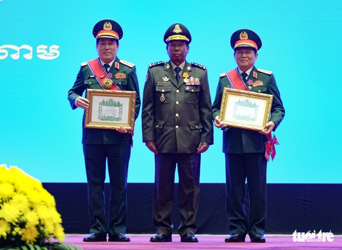 Trao huân chương của Việt Nam, Lào, Campuchia cho các cá nhân, tập thể - Ảnh 1. Trao huân chương của Việt Nam, Lào, Campuchia cho các cá nhân, tập thể - Ảnh 1.