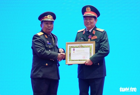 Trao huân chương của Việt Nam, Lào, Campuchia cho các cá nhân, tập thể - Ảnh 3. Trao huân chương của Việt Nam, Lào, Campuchia cho các cá nhân, tập thể - Ảnh 3.