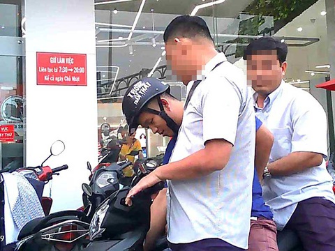 Bắt thiếu úy công an và bảo vệ dân phố cưỡng đoạt tài sản sinh viên - Ảnh 1. Bắt thiếu úy công an và bảo vệ dân phố cưỡng đoạt tài sản sinh viên - Ảnh 1.