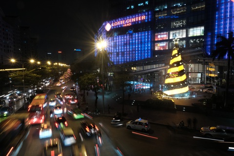 Hà Nội đang tràn ngập sắc đỏ mùa Giáng sinh - Ảnh 9. Hà Nội đang tràn ngập sắc đỏ mùa Giáng sinh - Ảnh 9.