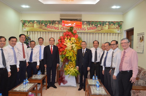 Lãnh đạo Chính phủ, TP.HCM thăm, tặng quà các vị chức sắc đạo Công giáo, Tin Lành - Ảnh 2. Lãnh đạo Chính phủ, TP.HCM thăm, tặng quà các vị chức sắc đạo Công giáo, Tin Lành - Ảnh 2.