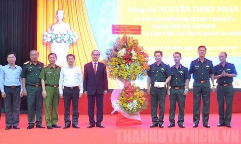 Bí thư Nguyễn Thiện Nhân thăm Trung đoàn Gia Định - Ảnh 1. Bí thư Nguyễn Thiện Nhân thăm Trung đoàn Gia Định - Ảnh 1.