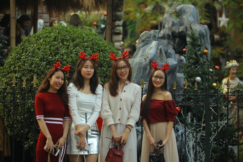 Hà Nội đang tràn ngập sắc đỏ mùa Giáng sinh - Ảnh 3. Hà Nội đang tràn ngập sắc đỏ mùa Giáng sinh - Ảnh 3.