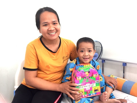 45 bệnh nhi ung thư nhận quà như ước nguyện, chỉ 1 bé không thể nhận - Ảnh 1. 45 bệnh nhi ung thư nhận quà như ước nguyện, chỉ 1 bé không thể nhận - Ảnh 1.