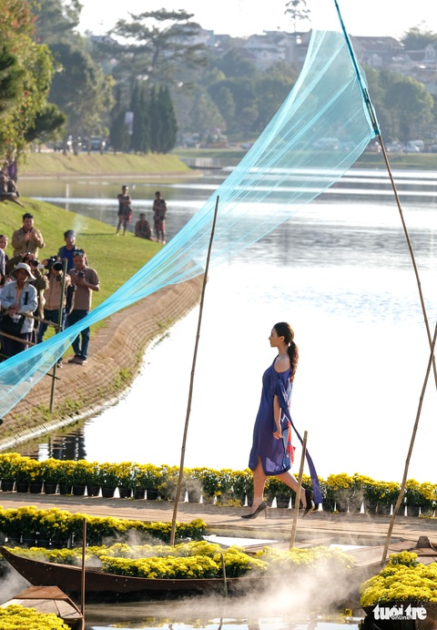 Minh Hạnh viết tình ca tơ lụa Bảo Lộc trên hồ Xuân Hương - Ảnh 7. Minh Hạnh viết tình ca tơ lụa Bảo Lộc trên hồ Xuân Hương - Ảnh 7.