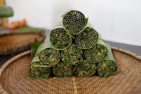 8X làm ống hút cỏ bàng ở Long An lên báo Tây - Ảnh 3. 8X làm ống hút cỏ bàng ở Long An lên báo Tây - Ảnh 3.