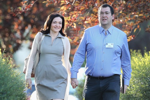 Sheryl Sandberg: từ hình mẫu nữ quyền đến tâm điểm bê bối Facebook - Ảnh 2. Sheryl Sandberg: từ hình mẫu nữ quyền đến tâm điểm bê bối Facebook - Ảnh 2.