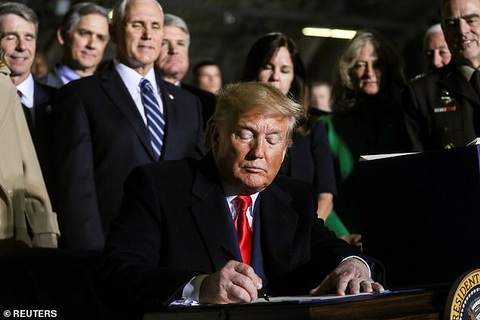 Ông Trump chính thức ký luật quốc phòng 738 tỉ USD, lập lực lượng không gian - Ảnh 1. Ông Trump chính thức ký luật quốc phòng 738 tỉ USD, lập lực lượng không gian - Ảnh 1.