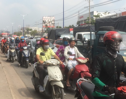 Xe chở heo lao vào nhà dân, quốc lộ 13 nối TP.HCM - Bình Dương kẹt cứng - Ảnh 4. Xe chở heo lao vào nhà dân, quốc lộ 13 nối TP.HCM - Bình Dương kẹt cứng - Ảnh 4.