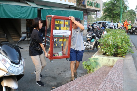 Tủ bánh mì miễn phí trên vỉa hè Sài Gòn của cô sinh viên trường kinh tế - Ảnh 3. Tủ bánh mì miễn phí trên vỉa hè Sài Gòn của cô sinh viên trường kinh tế - Ảnh 3.