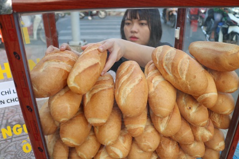 Tủ bánh mì miễn phí trên vỉa hè Sài Gòn của cô sinh viên trường kinh tế - Ảnh 4. Tủ bánh mì miễn phí trên vỉa hè Sài Gòn của cô sinh viên trường kinh tế - Ảnh 4.