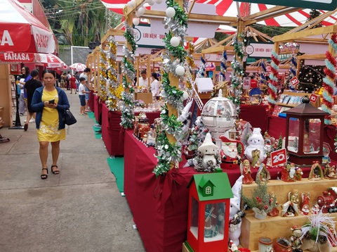 Ông già Noel cưỡi xe máy chạy bở hơi tai, kiếm tiền triệu mỗi ngày - Ảnh 3. Ông già Noel cưỡi xe máy chạy bở hơi tai, kiếm tiền triệu mỗi ngày - Ảnh 3.