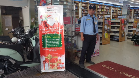 Ông già Noel cưỡi xe máy chạy bở hơi tai, kiếm tiền triệu mỗi ngày - Ảnh 1. Ông già Noel cưỡi xe máy chạy bở hơi tai, kiếm tiền triệu mỗi ngày - Ảnh 1.