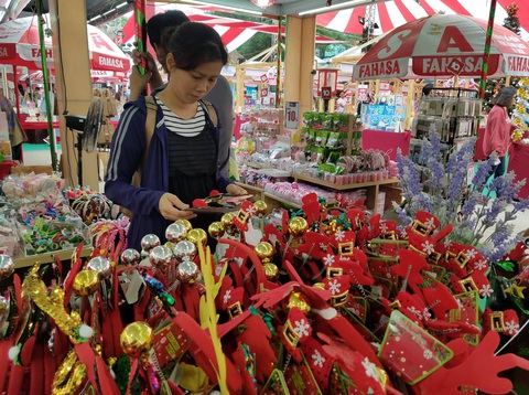 Ông già Noel cưỡi xe máy chạy bở hơi tai, kiếm tiền triệu mỗi ngày - Ảnh 4. Ông già Noel cưỡi xe máy chạy bở hơi tai, kiếm tiền triệu mỗi ngày - Ảnh 4.