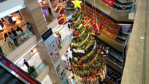 Ông già Noel cưỡi xe máy chạy bở hơi tai, kiếm tiền triệu mỗi ngày - Ảnh 5. Ông già Noel cưỡi xe máy chạy bở hơi tai, kiếm tiền triệu mỗi ngày - Ảnh 5.