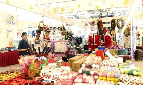 Ông già Noel cưỡi xe máy chạy bở hơi tai, kiếm tiền triệu mỗi ngày - Ảnh 2. Ông già Noel cưỡi xe máy chạy bở hơi tai, kiếm tiền triệu mỗi ngày - Ảnh 2.