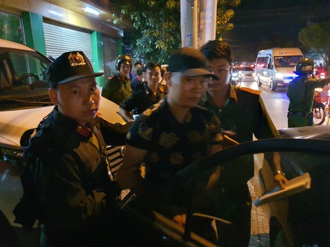 Vụ khống chế con nợ ở Đồng Nai: tạm giữ 14 người, thu nhiều giấy ghi lãi suất cắt cổ - Ảnh 4. Vụ khống chế con nợ ở Đồng Nai: tạm giữ 14 người, thu nhiều giấy ghi lãi suất cắt cổ - Ảnh 4.