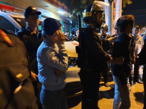 Vụ khống chế con nợ ở Đồng Nai: tạm giữ 14 người, thu nhiều giấy ghi lãi suất cắt cổ - Ảnh 6. Vụ khống chế con nợ ở Đồng Nai: tạm giữ 14 người, thu nhiều giấy ghi lãi suất cắt cổ - Ảnh 6.