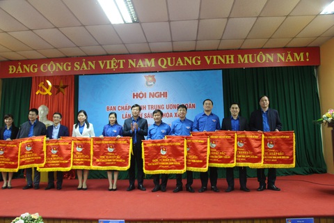 Thành đoàn TP.HCM nhận cờ thi đua xuất sắc của Trung ương Đoàn - Ảnh 1. Thành đoàn TP.HCM nhận cờ thi đua xuất sắc của Trung ương Đoàn - Ảnh 1.