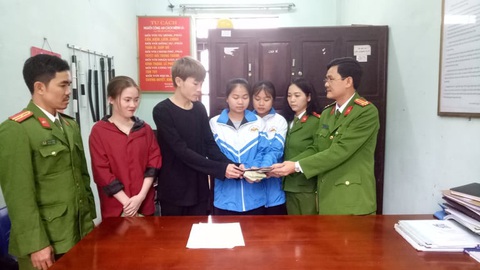 2 học sinh trường dân tộc nội trú trả lại gần 14 triệu cho người đánh rơi - Ảnh 1. 2 học sinh trường dân tộc nội trú trả lại gần 14 triệu cho người đánh rơi - Ảnh 1.