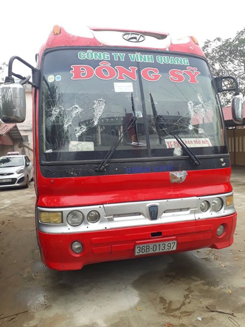 Tạm giữ hình sự 2 nghi phạm đập vỡ kính xe khách trên quốc lộ 1A - Ảnh 2. Tạm giữ hình sự 2 nghi phạm đập vỡ kính xe khách trên quốc lộ 1A - Ảnh 2.
