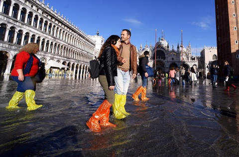 Nước ngập mênh mông khiến Venice mất khách hơn cả bị khủng bố - Ảnh 1. Nước ngập mênh mông khiến Venice mất khách hơn cả bị khủng bố - Ảnh 1.