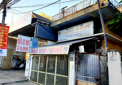 Phóng viên báo Văn Nghệ bị tố lừa đảo: Chỉ mượn tiền chứ không lừa đảo - Ảnh 1. Phóng viên báo Văn Nghệ bị tố lừa đảo: Chỉ mượn tiền chứ không lừa đảo - Ảnh 1.