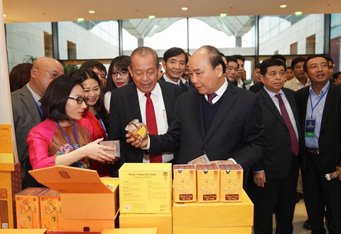 Thủ tướng Nguyễn Xuân Phúc: Tôi nhận nhiều tin nhắn nói cấp chuyên viên nhũng nhiễu lắm - Ảnh 1. Thủ tướng Nguyễn Xuân Phúc: Tôi nhận nhiều tin nhắn nói cấp chuyên viên nhũng nhiễu lắm - Ảnh 1.