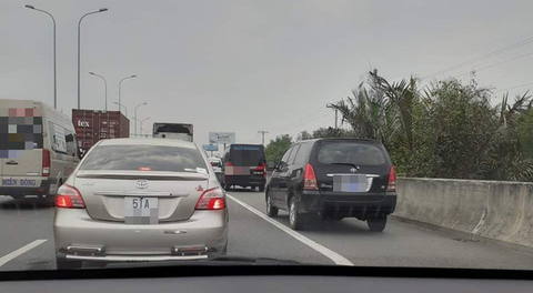 Làn dừng đỗ khẩn cấp cao tốc: Biển xanh, biển trắng đua nhau chạy - Ảnh 1. Làn dừng đỗ khẩn cấp cao tốc: Biển xanh, biển trắng đua nhau chạy - Ảnh 1.