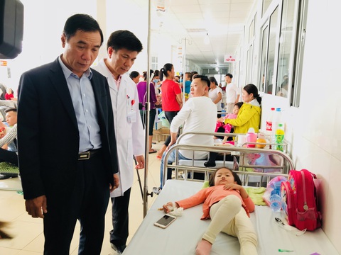 130 học sinh mầm non Vườn Mặt Trời nhập viện nghi bị ngộ độc - Ảnh 2. 130 học sinh mầm non Vườn Mặt Trời nhập viện nghi bị ngộ độc - Ảnh 2.