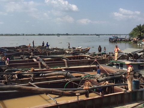Triệt phá vụ khai thác cát lậu quy mô lớn nhất miền Tây - Ảnh 2. Triệt phá vụ khai thác cát lậu quy mô lớn nhất miền Tây - Ảnh 2.