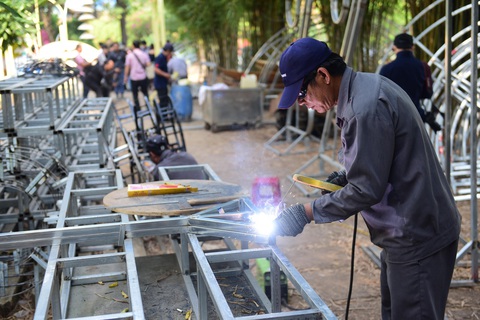 Chuột chèo thuyền, chơi đàn... tại đường hoa Nguyễn Huệ Tết Canh Tý - Ảnh 6. Chuột chèo thuyền, chơi đàn... tại đường hoa Nguyễn Huệ Tết Canh Tý - Ảnh 6.