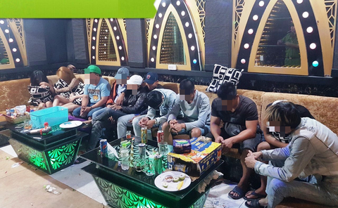 Nửa đêm phát hiện 58 thanh niên sử dụng ma túy trong quán karaoke - Ảnh 2. Nửa đêm phát hiện 58 thanh niên sử dụng ma túy trong quán karaoke - Ảnh 2.