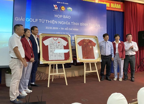 Đấu giá 2 áo đấu của tuyển nữ Việt Nam để tặng lại cầu thủ nữ đón Tết - Ảnh 2. Đấu giá 2 áo đấu của tuyển nữ Việt Nam để tặng lại cầu thủ nữ đón Tết - Ảnh 2.